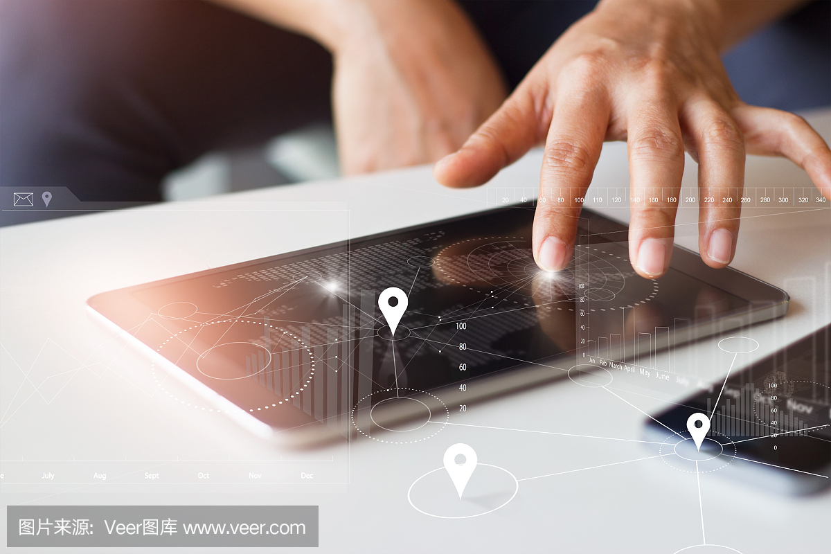 商人使用平板電腦和智能手機與全球網絡全球連接技術在虛擬屏幕
